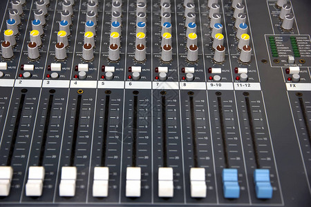 音频混音器控制台录音室中的音乐混音器控制面板带有推子和调节旋钮的音图片