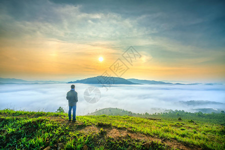 站在高山风景优美的农村乡镇上的人休光月图片