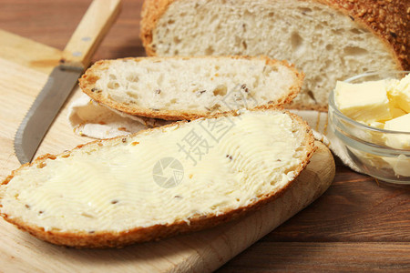 桌上新鲜出炉的面包和黄油图片