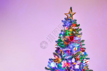 圣诞树有多彩色带灯光和复制空间图片