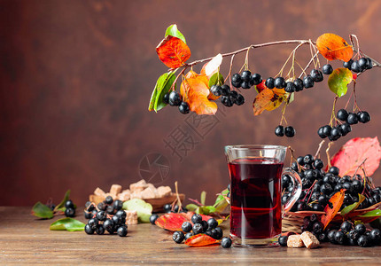 玻璃和浆果中的黑窒息莓Aronia图片