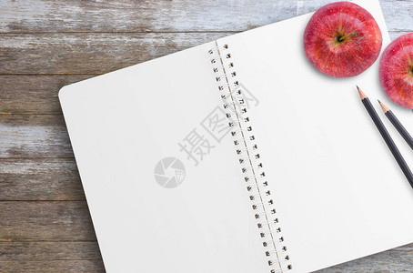 办公室办公空间木制桌上空页铅笔和红苹果打开笔记背景图片