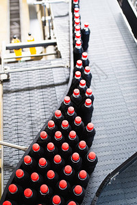 装瓶厂用于加工和装瓶果汁的黑色果汁装瓶线图片