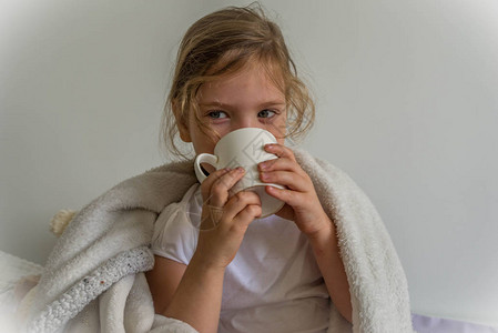 季节流感概念带药丸药品温度计的生病女孩图片