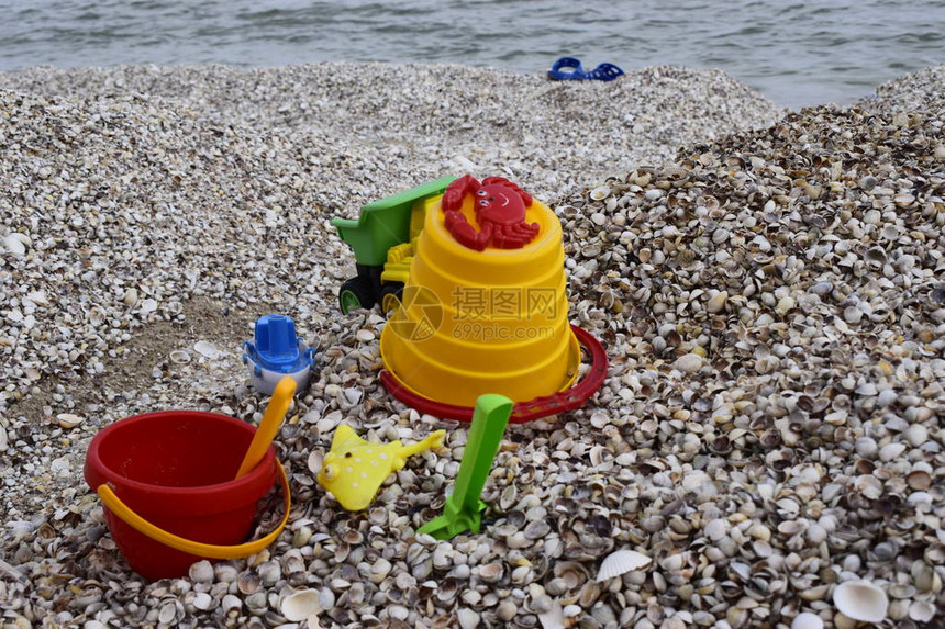 以海为背景的沙子塑料儿童玩具儿童玩具塑料沙玩具明亮的玩具沙地施工儿童活动图片