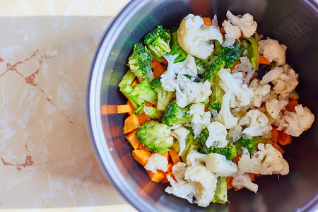 蔬菜混合的西兰花菜花和胡萝卜在锅里图片