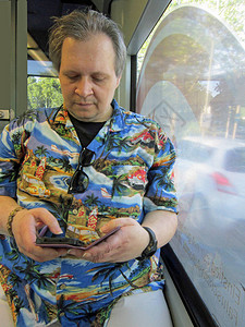 男人在电车路上看他的智图片