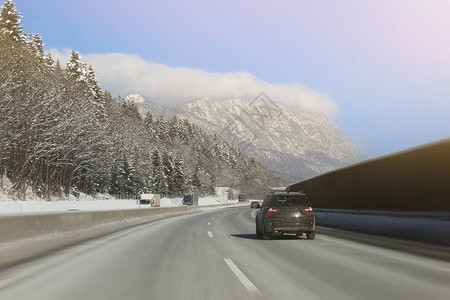 汽车在空荡的冬季公路曲线上行驶图片