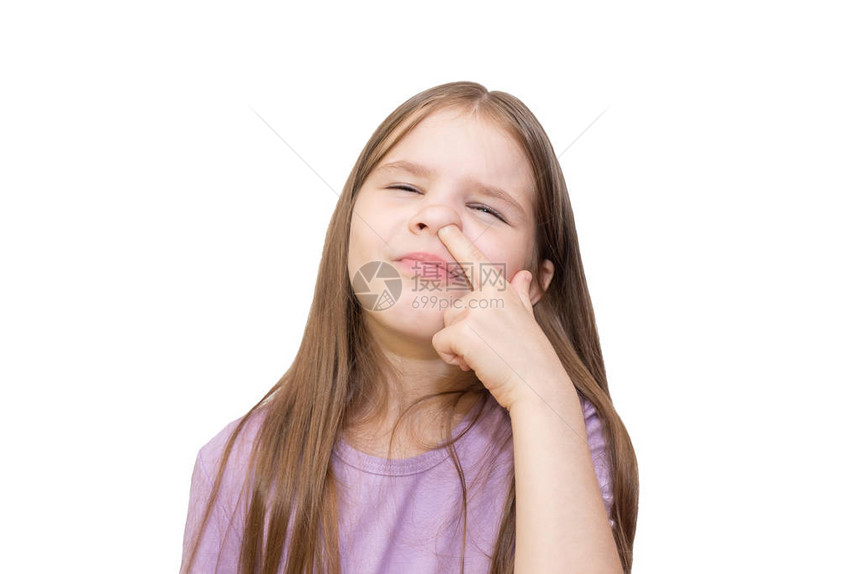 小女孩被强烈挑选鼻子被孤立在白色背景上图片