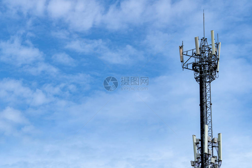 电信塔有蓝天和白云背景蓝天上的天线无线电和卫星杆通信技术电信业移动或电信图片