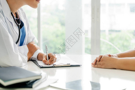 博士生女患者在医院办公室的妇科检查期间拜访女医生或妇科医生妇科保背景