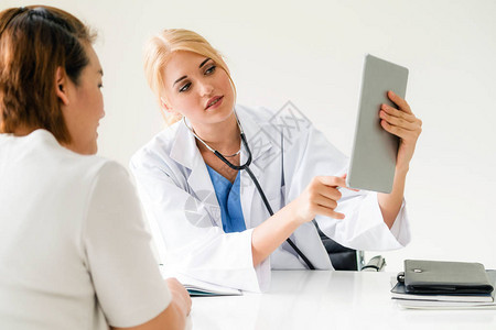 女患者在医院办公室的妇科检查期间拜访女医生或妇科医生妇科保背景图片