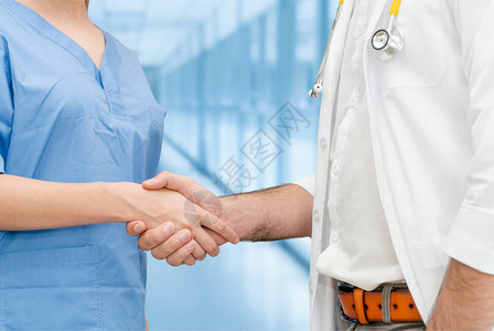 医院里的医生与另一位医生握手医疗保健人员团队和图片