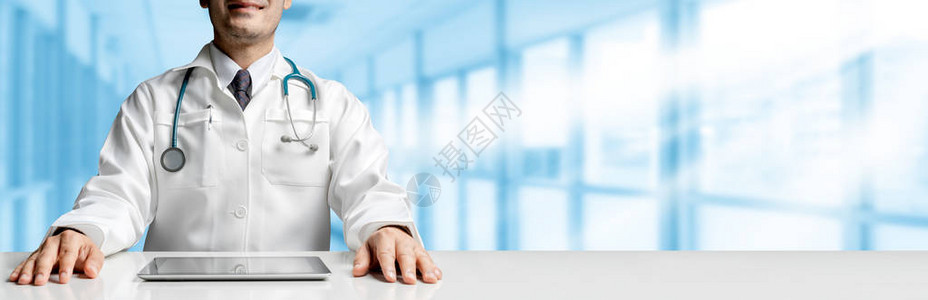 男医生坐在医院办公室的平板电脑桌旁医疗保健人图片