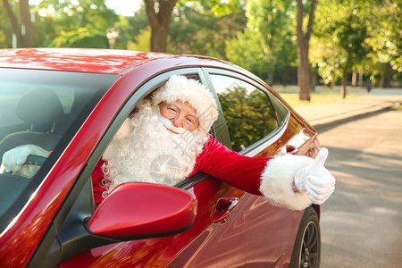 圣诞老人在驾驶汽车时展图片