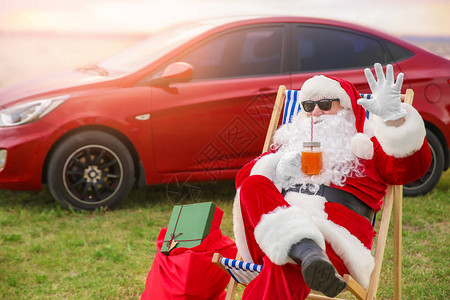酷的圣诞老人和鸡尾酒背景图片