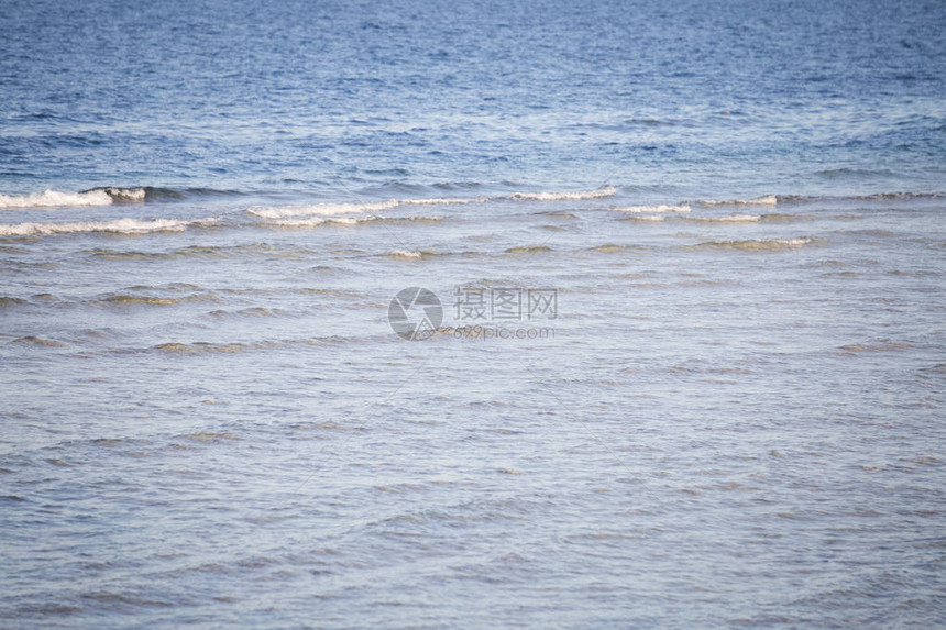 海滩夏日背景下的海浪图片