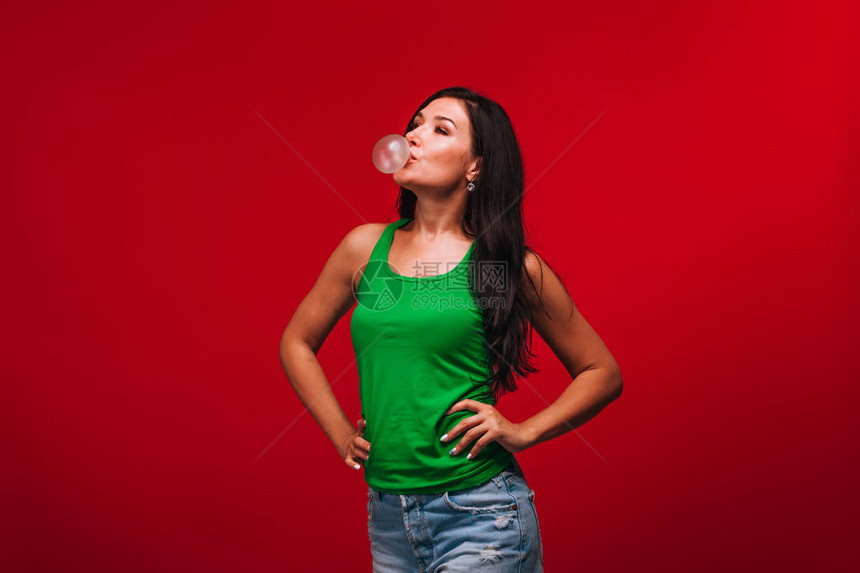 红背景女孩穿着绿色T恤吹着图片