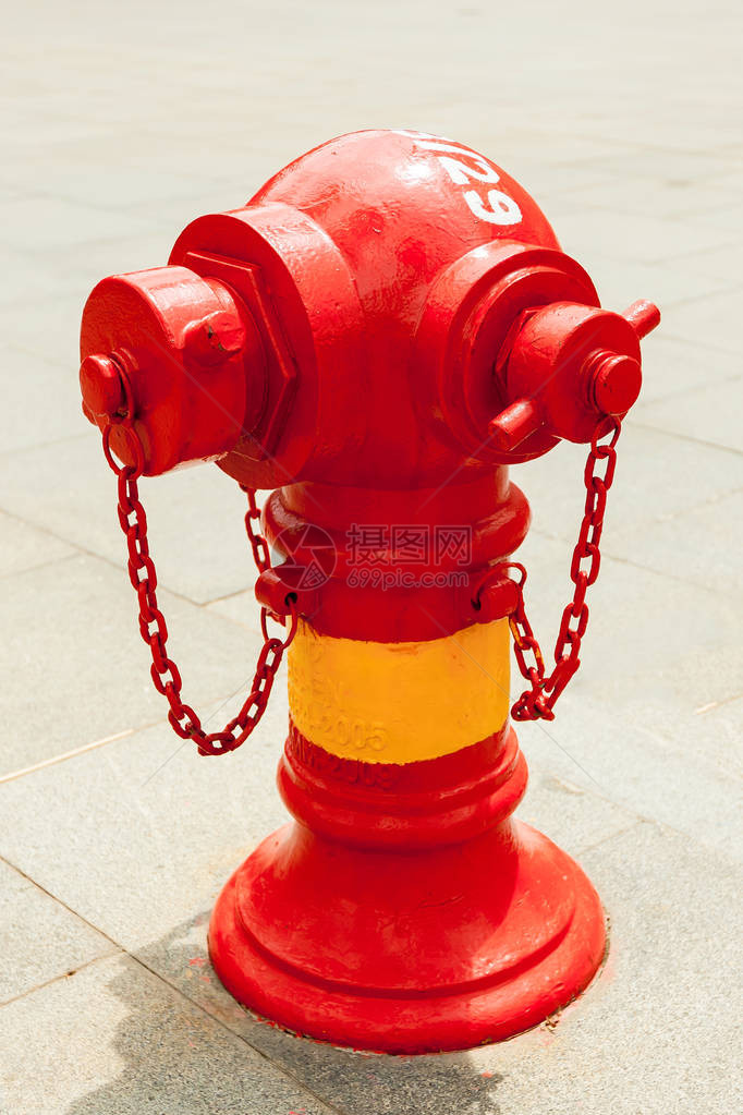 街上的红色消防栓图片