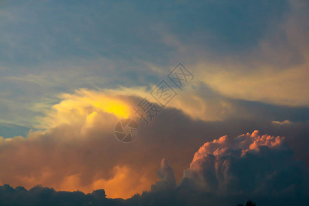 日落剪影橙色云彩阳光在黑暗的天空软云背景图片