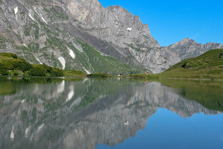 瑞士阿尔卑斯山的恩格尔贝格上方的Tru高清图片