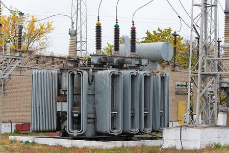城市电网变电站的高压变器高压电源线图片
