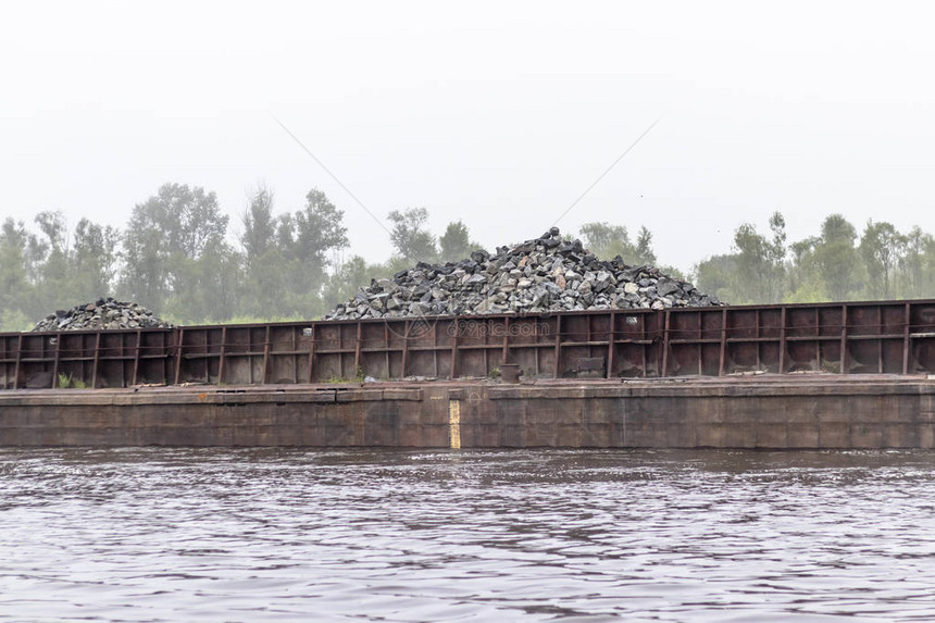 普里皮亚特河小船沿河下沉在一条渡轮上图片