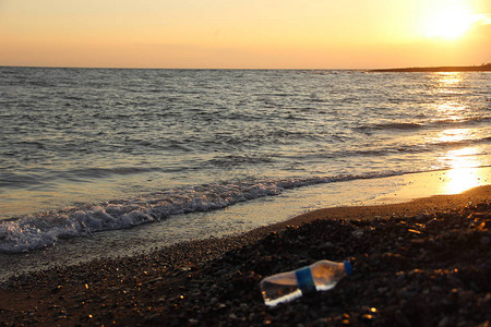 海水岸小石头沙滩和半空水瓶图片