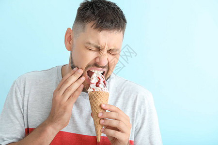 有敏感的牙齿和冷冰淇淋的人高清图片