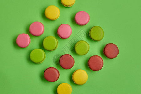 夹有甘纳许奶油或果酱馅绿色背景上的美味饼干特写镜图片