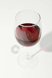 白色背景上带红酒的玻璃图片