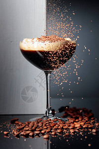 咖啡鸡尾酒配生奶油和巧克力片图片