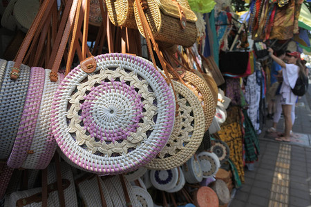 在印度尼西亚巴厘岛乌布市场出售的商品图片