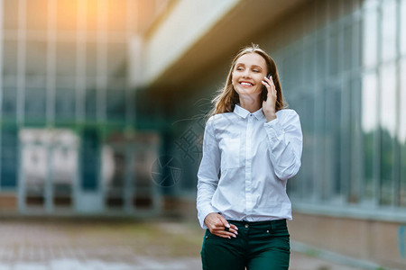 年轻家庭主妇打来智能手机图片