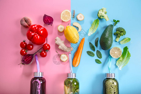 彩色背景上装有天然排毒饮料和各种水果和蔬菜的玻璃瓶图片