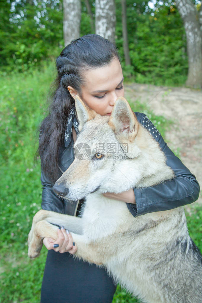 年轻的年轻女子与volkosob狼狗在大自图片