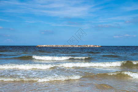 蓝色海有波浪和清蓝天空海洋图片