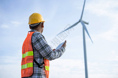 男工程师在风力发电厂持有平板电脑清单图片