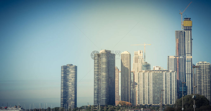 从密歇根湖看芝加哥市中心的全景与建筑密度图片