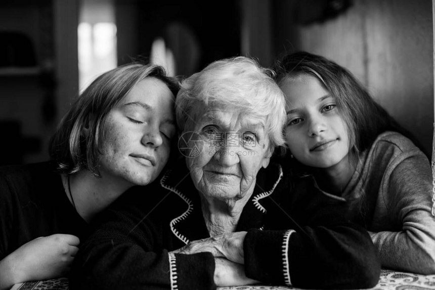 一位老太婆和她的曾孙女拍了相像黑白相图片
