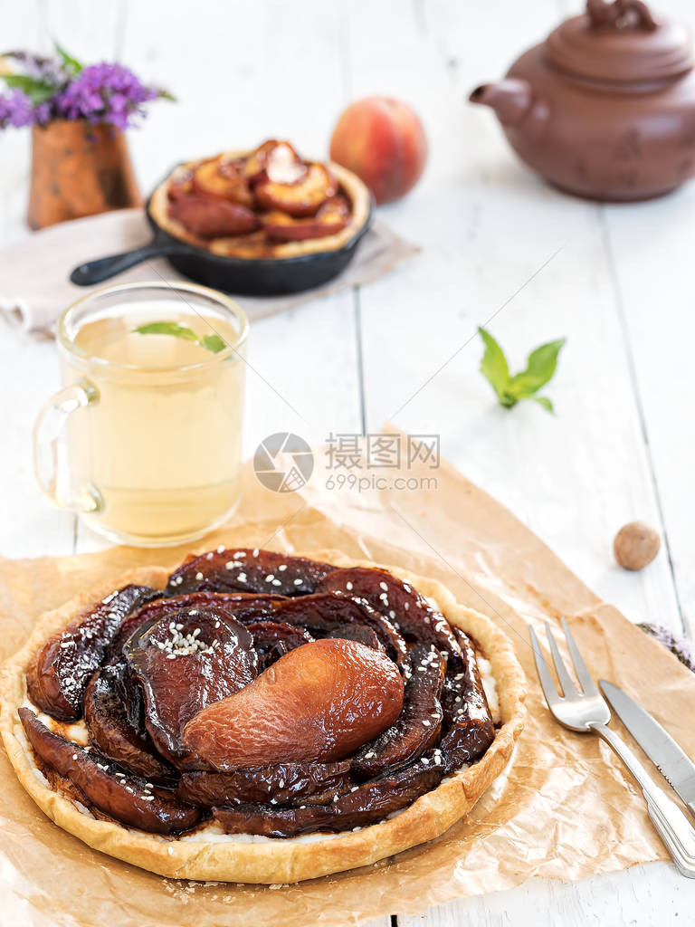 白色木制复古背景上的夏季梨蛋糕背景是一杯茶chaynmk桃派薄荷叶和一图片