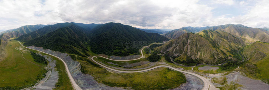 高山高速公路阳光明媚的森林景象震撼不已图片