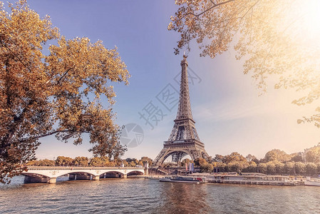 有埃菲尔铁塔的巴黎市在秋天图片