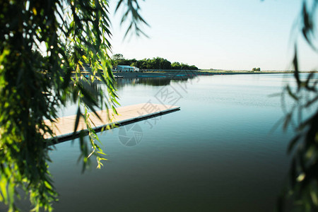 湖边美丽的清晨水上浮舟旁边的图片