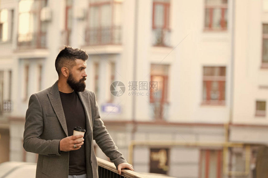 忙碌一天的开始时髦的纸杯走在城市拿着外卖咖啡的时髦风格的商人大胡子男人享受早晨的咖啡早上第一件事就图片