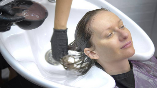 在美发师洗头发的过程美容院的小女孩洗头图片