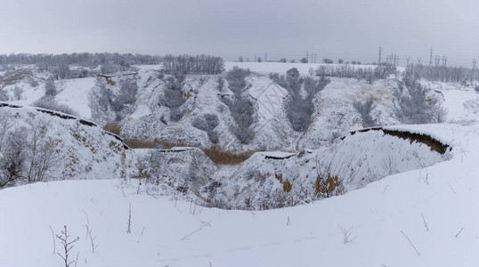 乌克兰Dnipro市郊区充满新雪的峡谷覆盖着新的峡谷的图片