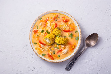 墨西哥玉米汤和胡椒及鸡肉灰色纹背景图片