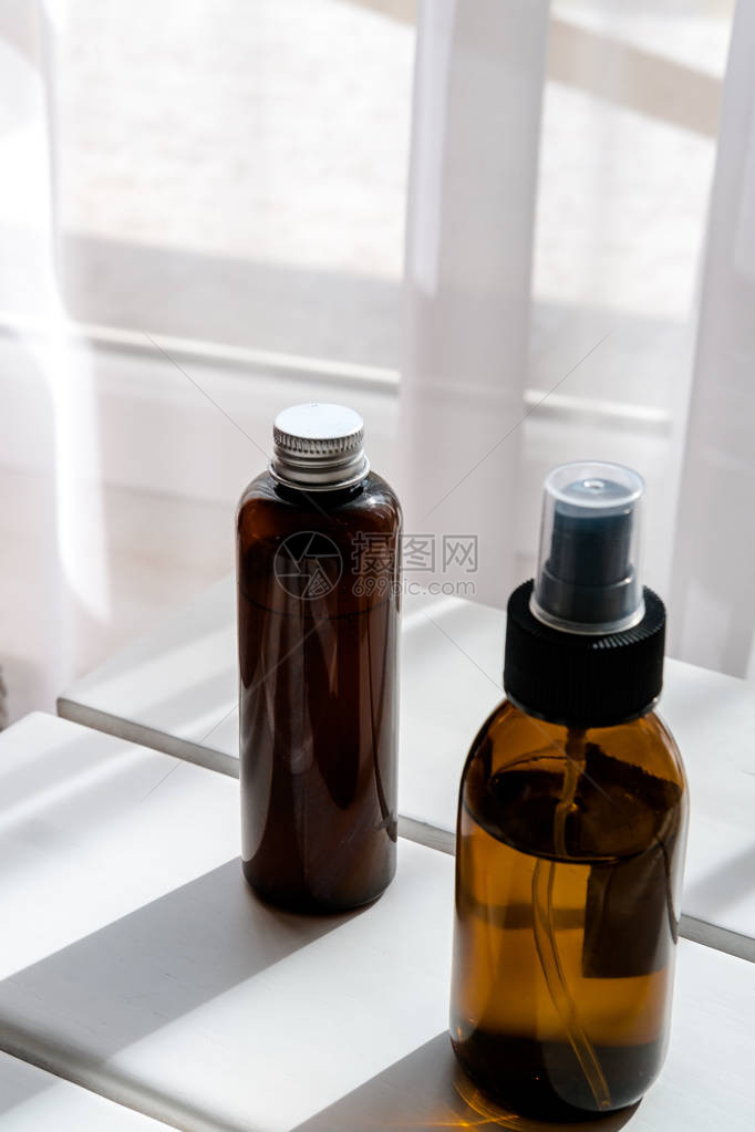 白桌上有机化妆品的塑料和玻璃棕色瓶子直接光线美容博客图片