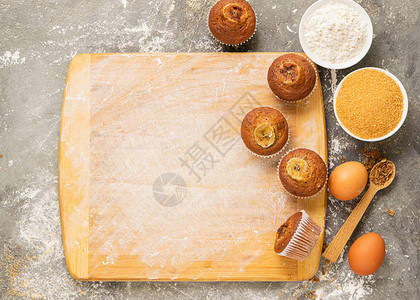 土制香蕉松饼和烹饪素材放在木板上图片
